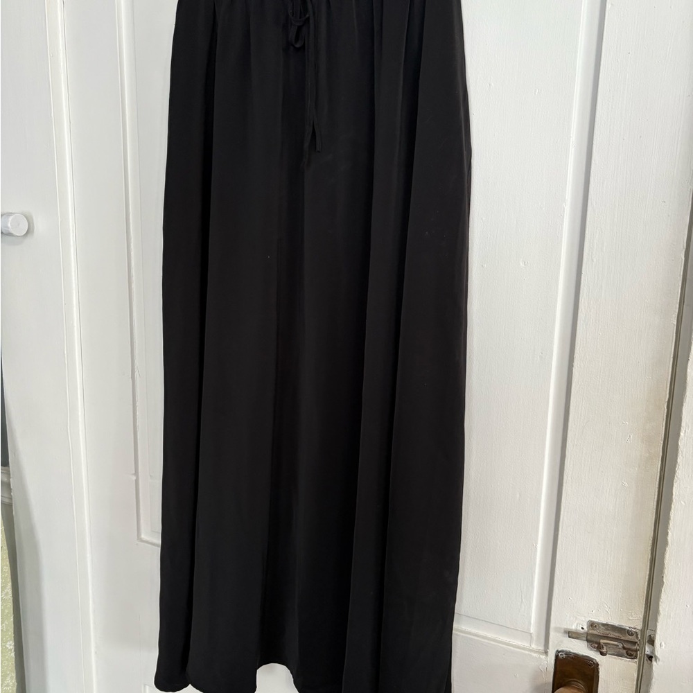 ⭐️$4 when bundled- Black A-Line Midi Skirt